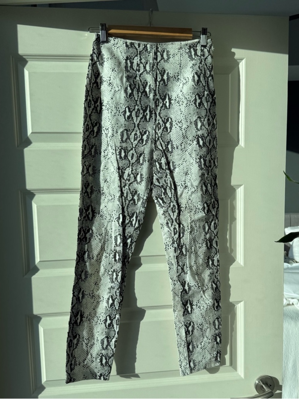 vestique Black & White Snakeskin Skinny Pants